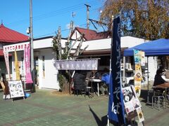 駅に到着、駅前の秩父鉄道売店で、昼食にする。
こちらもそばや田楽、みそポテトとかが食べられるうえ、周辺のお店よりやや安い。
ただ、外のベンチで食べる形。天気も上々。