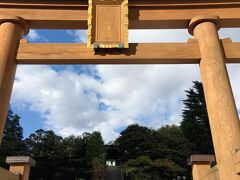 その大通り沿いにある宇都宮二荒山神社、95段の石段はキツそうです。
フォロワーさんはこの近くに指定席を確保していたのでここで別れ、こちらも観戦場所探しに出かけます。