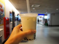 ６度目台湾は仙台空港からピーチにて桃園空港着。１８１９バスは飲食OKという事を知ったので、台北までバスで。7-11にてタピオカミルクを購入して乗り込む。
