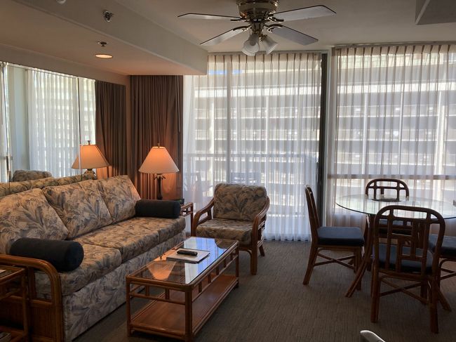 お部屋の中はこんな感じ。キッチンはついてないけどレンジは付いてて広々