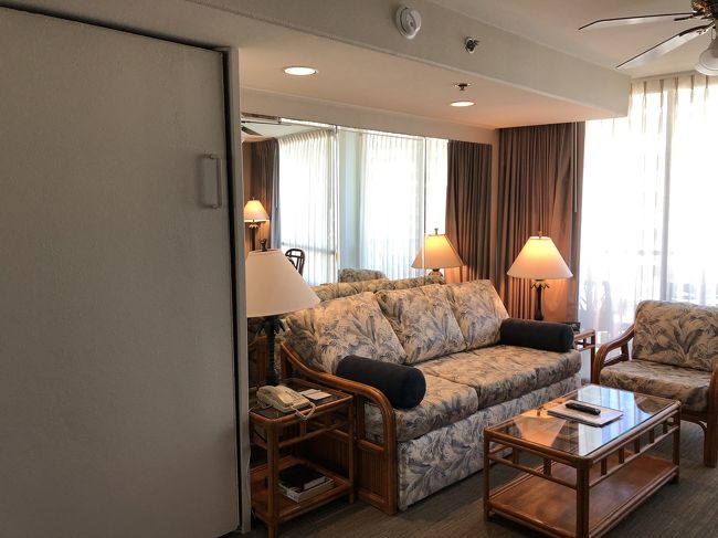 ベットはどこだ？と思ったら、手前のドアみたいの引っ張ったら