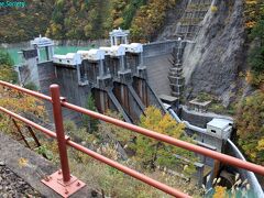 【出し平ダム】
1985年竣工、越流型直線重力式コンクリートダム
このダムで取水した水は、 跡曳水路橋を通って新柳河原発電所へ送られています。