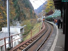 【欅平駅】
縦列に２編成が同時に停まれる超長いホーム、降車用(奥)と乗車用(手前)で分けているようです。ナローとて侮れません。