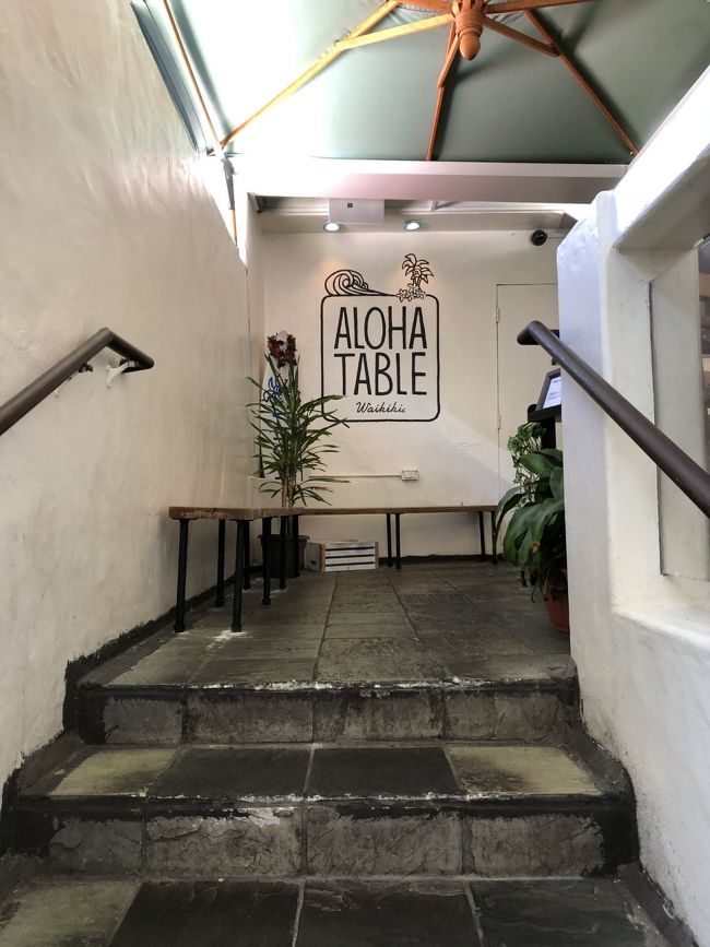 チャックイン後は旦那の財布とか買いにワイケレに行く予定でしたがDFSの前から出てるバスが行ったとこでいい時間もなく片道はダメと言われてUBerで行こうかとも考えましたが交通費かけて行くほどでもないと考え直し腹ごしらえする事に