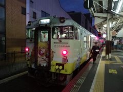 夜行バスで5:50頃に米子駅に到着し、JR境線で境港へ。
ゲゲゲの鬼太郎のキャラクターが描かれた鬼太郎列車です。