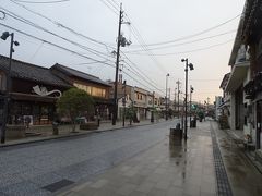 水木しげるロード。この時間は店が開いておらず閑散としていました。
もっと賑やかな時間に訪れる方が楽しそうです。
