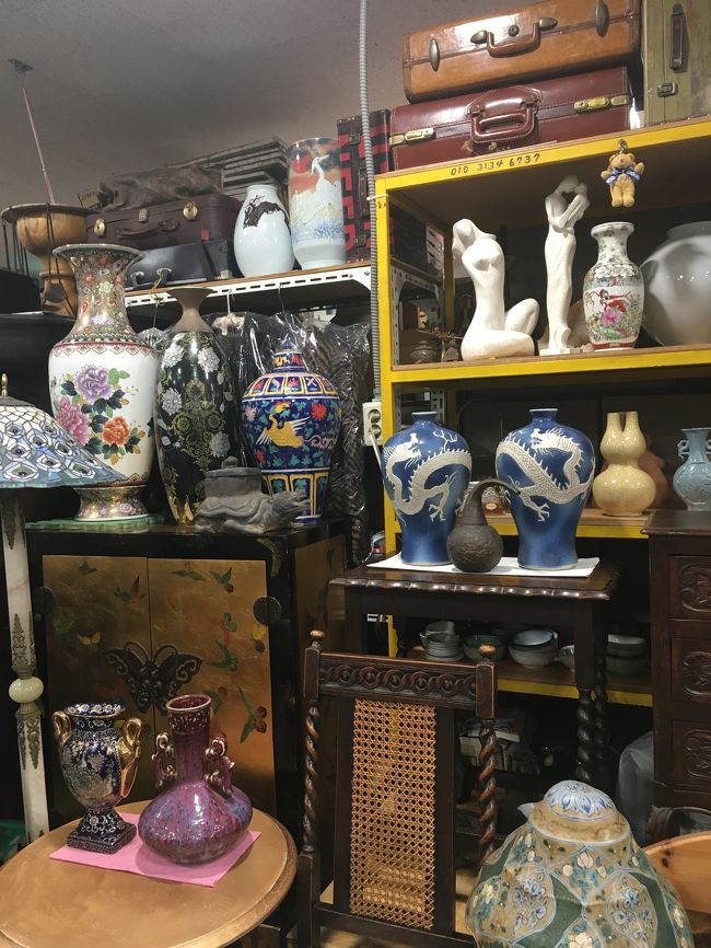 市場に到着！<br />アンティーク？なものが、たくさん並んでいます。