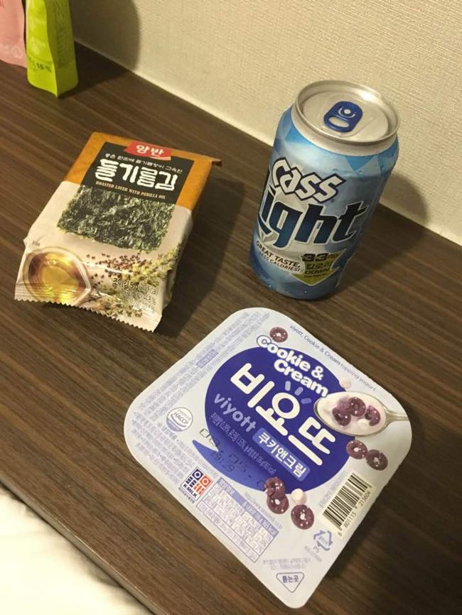 ホテルに戻って、ビール！<br /><br />そして、狭すぎる部屋のシャワーに挑戦。。<br /><br />シャワーヘッドに髪の毛が引っかかって、洗面台に顔を埋めたまま、しばらく動けなくなってかなり焦りました。。 <br /><br />なんとかほどいて、無事2日目終了です。