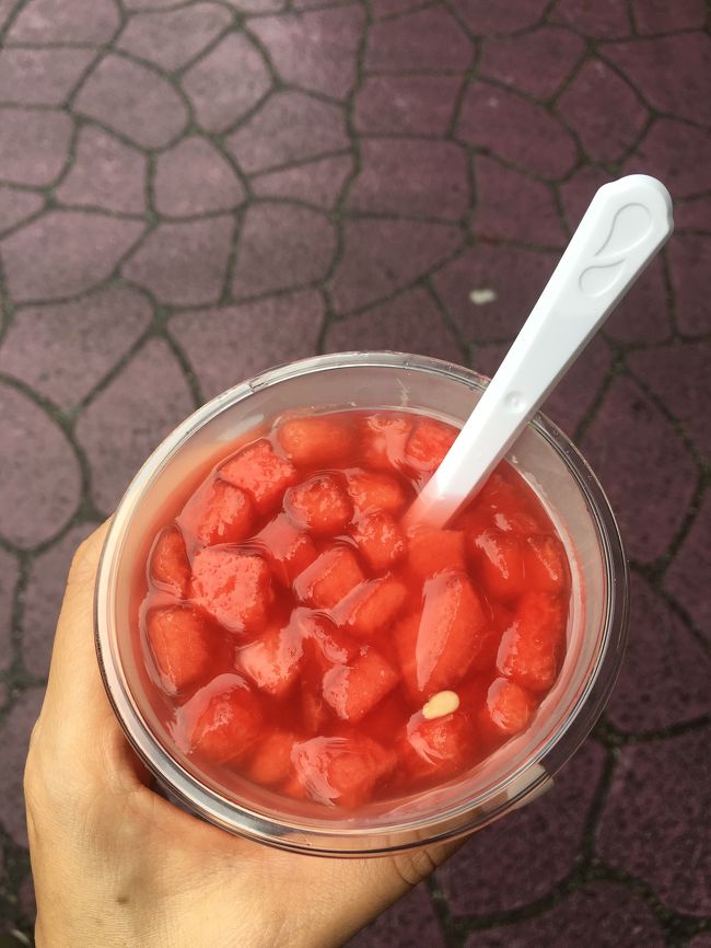 夏の定番のデザート。スイカだけのフルーツポンチという感じ。