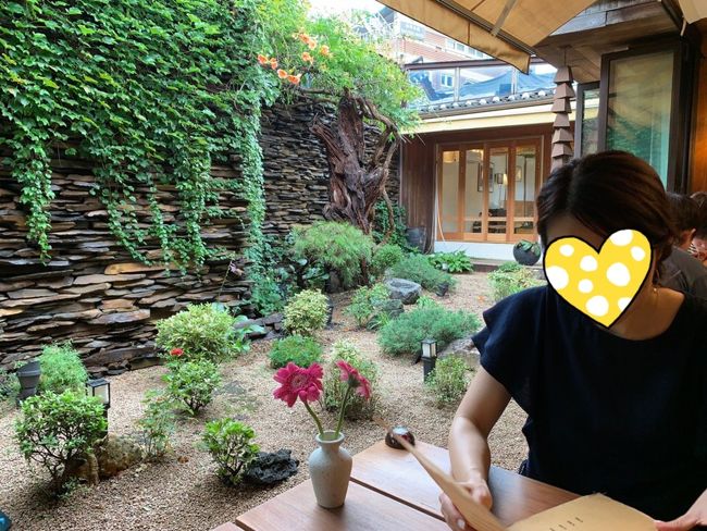 中庭の席に座りました。<br />窓がなくていい感じ～<br />雨の音もまた良し～