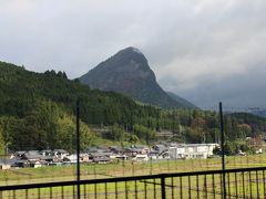 おぉ～高さ894mの鎧岳(=雄岳)が、見えてきます。
以前こちらを訪れた時は、このあたりを過ぎた頃から長い渋滞で引き返したので～今回、リベンジです・・