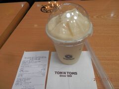 １２時。TOM N TOMS で足休め。毎日ホテルで腹一杯だから屋台でつまむことが出来ない。

