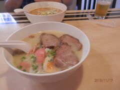 店名が「担々麺」。手前は豚骨塩ラーメン。奥は担々麺。