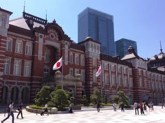 友人たちをピックアップするために、久しぶりに成田空港へ。
早朝着という事なので、今回も成田に前泊です。
どうせお財布から諭吉さんが消えるのですから、空港往復だけというのは非常に勿体ない。
それなら早めに家を出て、寄り道していこうと決めた私でした。
おのぼりさん(私)が大好きな東京駅。