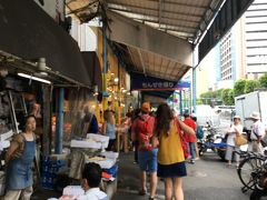 築地本願寺を出て親鸞聖人を横目に進んだら築地の場外市場。