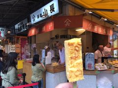 ここで卵焼き(100円)を買ってお店の横のベンチに座っていただきます。
やきたてのアツアツが美味しい！
でも冷たいのもあるようでした。