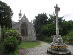 「ノートルダム・ド・ボンヌ・ヌーヴェル礼拝堂 」
（Chapelle Notre Dame de Bonne Nouvelle）

手前にカルヴェール（Calvaire）という
ブルターニュ地方独特の石造りの宗教彫刻が建っています。