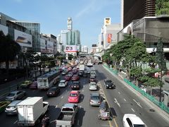 歩道橋の上から見た中心街。左が伊勢丹デパートとセントラルワールドプラザ。