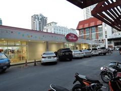 UFM　Fuji Super(フジスーパー）
BTSプロンポン駅から歩いてすぐの所にあります。この辺りにはタイ在住の日本人が多く住んでいるそうで、お店でも日本人の買物客を見かけました。