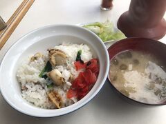 洞爺駅前の五十鈴食堂さんでランチ

ホタテ丼

見た目シンプルなんだけど、しっかり味がついていて美味しかった
ご飯の中にホタテがたっぷり！
また洞爺に行ったら食べたい美味しさでした