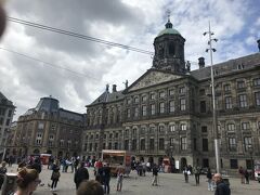 ダム広場。
広場の西にある大きな建物は王宮です。17世紀に市庁舎として建てられたのが、ナポレオンのオランダ占領中に王宮として使われていた。
