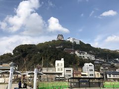 時刻は12：30です。
まずは尾道ラーメンを食べに行きます。
山頂には尾道城が見えますね。