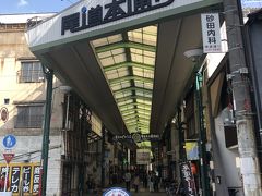 商店街の尾道本通りを抜けていきます。