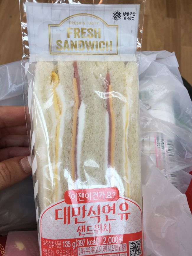 まだ時間あるから空港内をブラブラ。<br /><br />コンビニで台湾式サンドイッチ発見！！<br />韓国で流行っているらしく、食べたかったけど探すのすら忘れてた。。<br /><br />チーズ、ハムに甘いクリームというコンビネーション！！ 好き！！