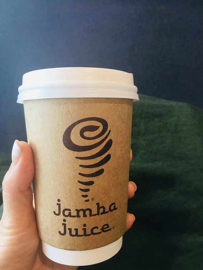 搭乗前にコーヒー。<br />熱い飲みものは機内に持ち込めないこと知らなかった。。<br /><br />急いで飲みました(^^;