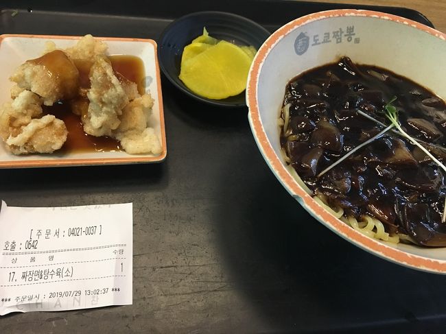 道路が空いていて、空港にかなり早く着いた！<br /><br />LCCだけど、帰りは荷物預ける料金込みのチケットだったので、ボディスクラブやヘアトリートメントなど水分のものを少し預けました。<br /><br /><br />仁川空港はお店が充実！！お昼、どこで食べようかな～～ <br /><br />と、食べそびれていたジャジャン麺とタンスユを発見！！ フードコートだったけど久しぶりに食べられて大満足！！！