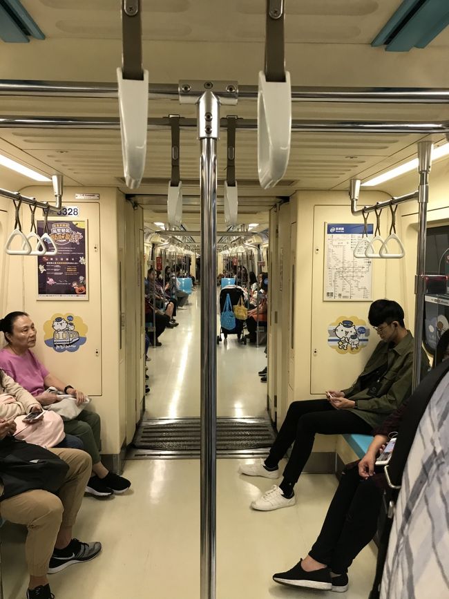 MRTの車内。日本より綺麗かも。飲食が法律で禁止されているとは知らなかった。