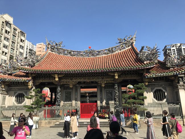 食後、MRTで龍山寺に移動。思った以上に街中にあるから、結構びっくりしました。お寺の中に入ると長いお線香を無料でくれるので、それを持って色々拝みにいけます。<br />終わったら、寺内中央にある大きなお線香立てに立てておしまい。<br />拝み方がかなり特徴的なので、調べていったほうが良かったですね。