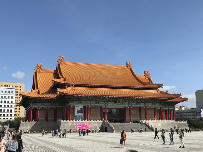 龍山寺からMRTで中正紀念堂へ。広場では若い子たちが演奏してたり、窓ガラスの前でダンスしてる子たちがいたり、自由な広場でした。