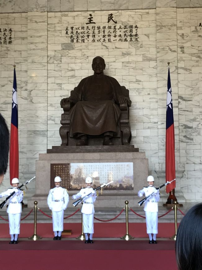 衛兵交替式。ご飯くらいかけて一糸乱れぬ動き。衛兵になるにはいろんな条件があって、まさにエリートですねー。上官が交代する衛兵を率いてやってきて、最後まで完璧な動きで終わりました。