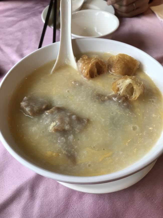 牛肉のお粥。120元。2人で十分な量です。<br />ちなみに、お茶はポットで出してくれますが、80元だったかな？有料です。