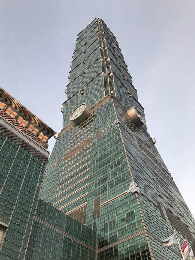 故宮博物院から、バスで台北101へ。k k dというサイトで事前に直通バスの片道チケットをネットで買っておきました。30分程度で着きます。片道料金日本円で400円弱くらいなので、結構お得です。<br />バスは1時間に一本しかないので、乗りたい時間近くになったらバス停で待ってなるのですが、この日は16:00発に乗っていたのは我ら4人と、もう1組だけでした。