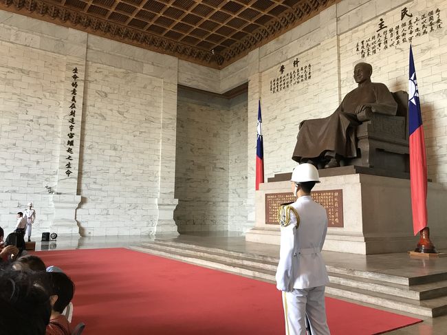 交代後は、近くに行って写真撮れます。衛兵さん達はパクリとも動かずに立っているのに驚き。後ろの蒋介石像はかなりの大きさです。