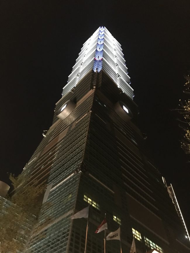 日が暮れて、ライトアップ。この日の夕食はシンイェを予約してたのでこれから85階まで登ります。<br />レストランも事前に窓際席を予約しておきました。