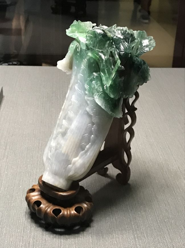 昼食をジンディンロウで食べたあと、タクシーで故宮博物院へ。30分くらいでタクシー代280元くらいでした。<br />見たかった白菜が見れました。