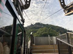 千光寺ロープウェイ片道320円を購入します。行きはロープウェイで山頂まで行き、徒歩で下山しながら千光寺や三重塔をめぐるのが定番だそうです。