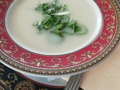 シュパーゲル(白アスパラガス)のスープ。中の緑色の物体はネギかな?と思ったけど、パスタだった。それなりに美味しかった。