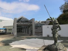 岡豊城跡内には県立歴史民俗資料館があります。
入り口の前には長宗我部元親の像がありました。
入館料は７００円。
この手の資料館では高額です。