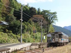 JR四国・土讃線の大杉駅。
たった１両のデイーセルカーがやってきました。

宮脇さんは昭和６２年９月、この駅から、吉野川源流を目指して、路線バスに乗り換えます。


