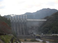 「本山への県道を少し戻って左折すると、眼前に巨大な早明浦ダムがたちはだかった」

　早明浦ダムは四国の「水がめ」として有名なダムです。
　このダムの水が少なくなると、四国、特に香川、徳島は水不足になりニュースでもよく報道されます。