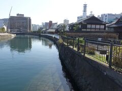 大波止で下車。
長崎市内最初の観光は出島から。
この川沿いのカーブが出島そのものなのだそう。
一部は当時の岸壁だったかと記憶。