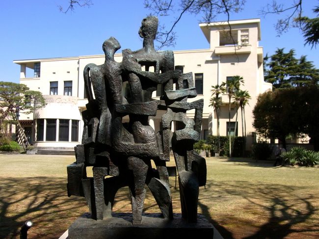 1963年にザッキンが制作した彫刻は、私が最も不得手とする現代彫刻。<br />ゴツゴツしてガチガチして何がなんだかわからない。<br />これが「住まい？」って思ったものでした。<br /><br />しかしじっと見つめているうちに、温かみがあってユーモアがあって、みんなで住まいを守っている・・・、そんな意図が感じられるようになったのですから、やはり芸術家の力って凄いですね。<br />