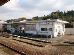 霧島温泉駅は国鉄の雰囲気が漂う駅舎でした。