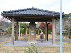 大隅横川駅駅舎の建設１００周年を祝って、１００年の杉の木で作られた記念碑だそうです。