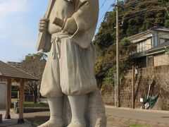 鹿児島市内に移動し、「石橋記念公園」へ。橋造りの名人、岩永三五郎を他藩から呼び寄せて作らせた橋がこの公園に移設されて、江戸時代の貴重な建築物が保存されている。金尺を携えているのが、いかにも職人という感じ。