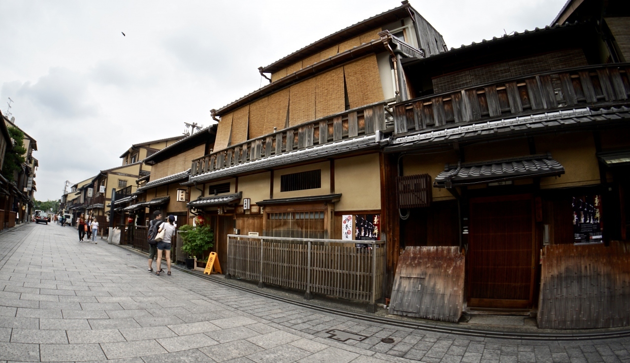 【～朝早い時間に、ガラガラの京都・祇園花街をじゃらん、ジャラン～】

先の日記の繰り返しになりますが...

「お茶屋」が集合している街（花街）は、ここ京都に５つあるんだそーです。
